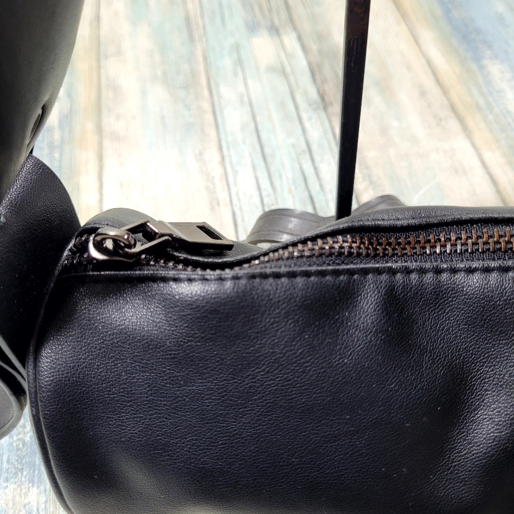 Elegant Black Shoulder Bag. - Picture 4 of 13